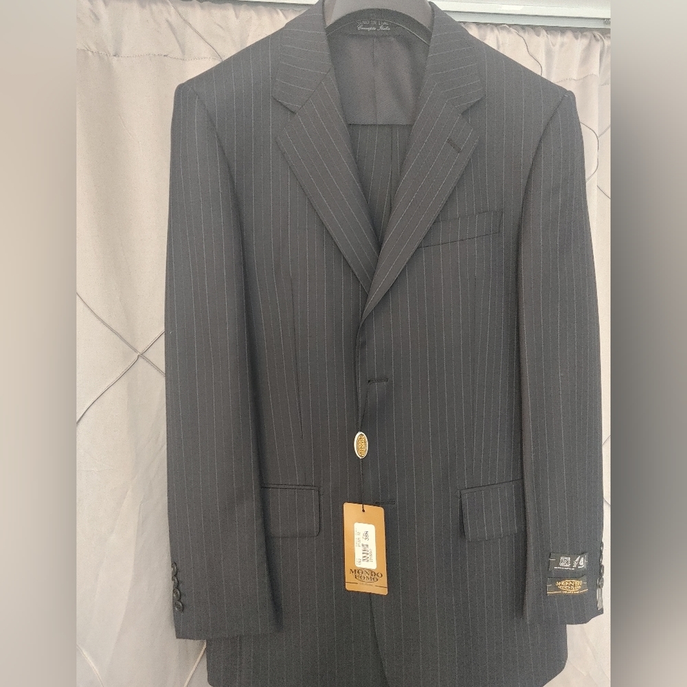 Mens new navy blue suit. 100% wool. Size 38R, size 32 pants.